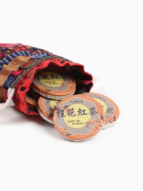 Китайский чёрный чай, с османтусом, 100 г Китайский чёрный чай, с османтусом, 100 г