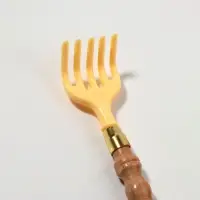 Массажёр - чесалка, универсальный, с ложкой, деревянный, 47&times;4&times;3 см, жёлтый