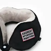 Подушка для путешествий бархатная формовая "Недоступен", черная Подушка для путешествий бархатная формовая "Недоступен", черная