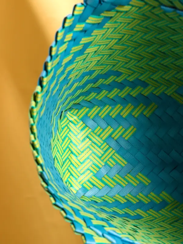 Сумка плетёная пластиковая 30х10х33 см, цв. сине-жёлтый Сумка плетёная пластиковая 30х10х33 см, цв. сине-жёлтый