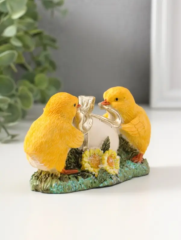 Сувенир полистоун "Цыплята завязывают подарочный бант на яичке" 7 см