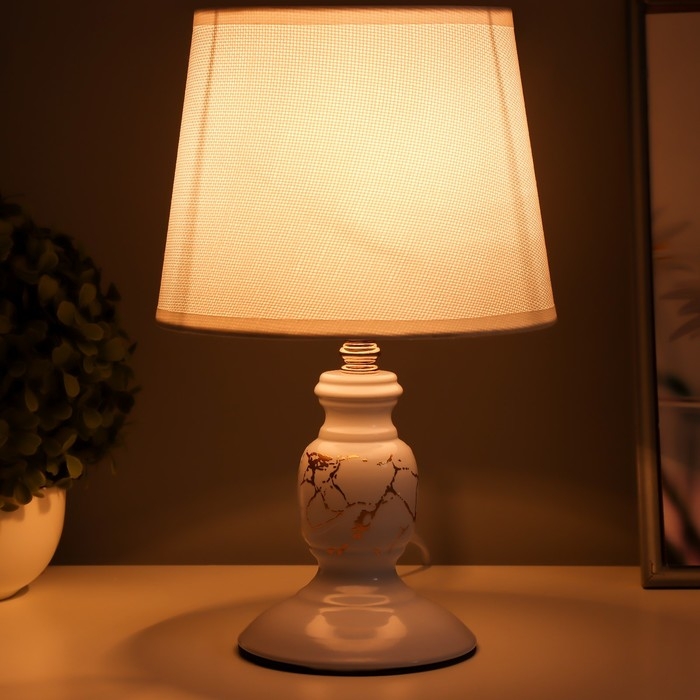 Настольная лампа Настольная лампа "Дорофея" Е27 40Вт бело-золотой 18х18х29 см