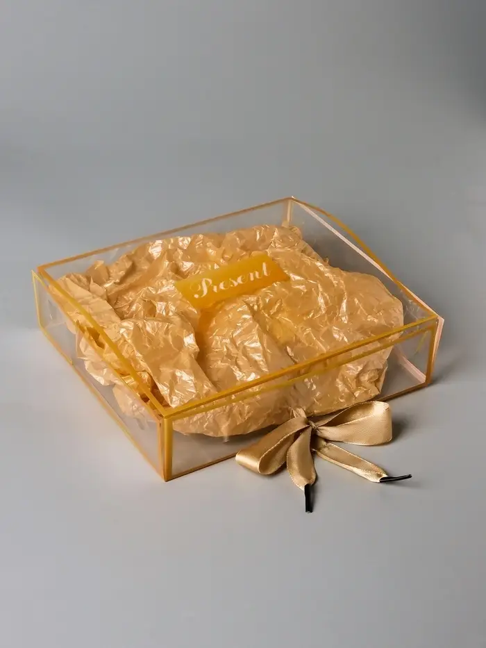 Подарочная коробка с тишью и гирляндой Present, 20 х 18 х 5 см