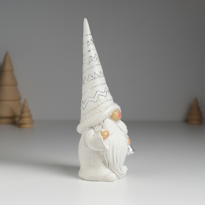 Сувенир полистоун "Дед Мороз в колпаке с узорами с подарком/колокольчиком" МИКС 6х5х16 см