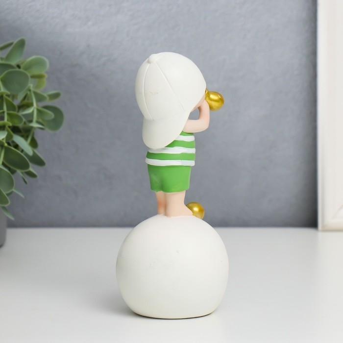 Сувенир полистоун  Сувенир полистоун "Малыш в белой бейсболке, с золотым пузырём на шаре" 16х7х8 см