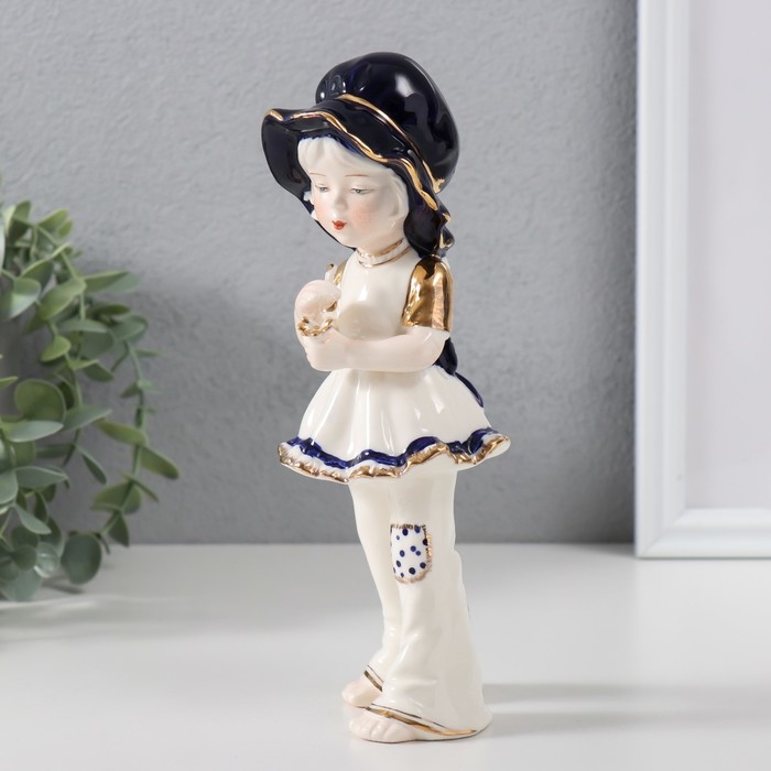 Сувенир керамика "Малышка в шляпке - гадание на ромашке" кобальт 7,5х7,5х20 см