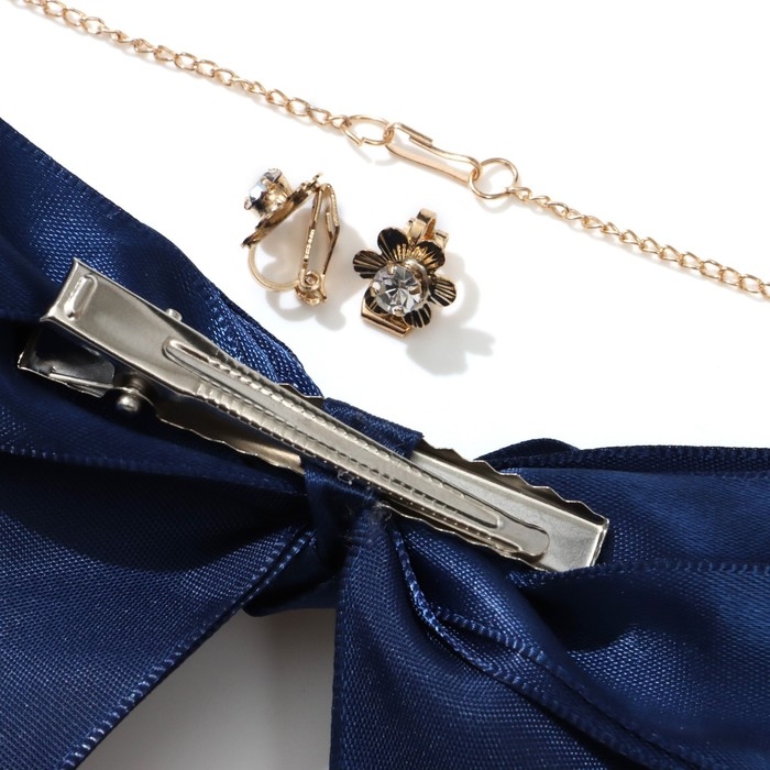Набор «Выбражулька» 3 предмета: заколка, клипсы, кулон, цветы, цвет бело-синий в золоте Набор «Выбражулька» 3 предмета: заколка, клипсы, кулон, цветы, цвет бело-синий в золоте