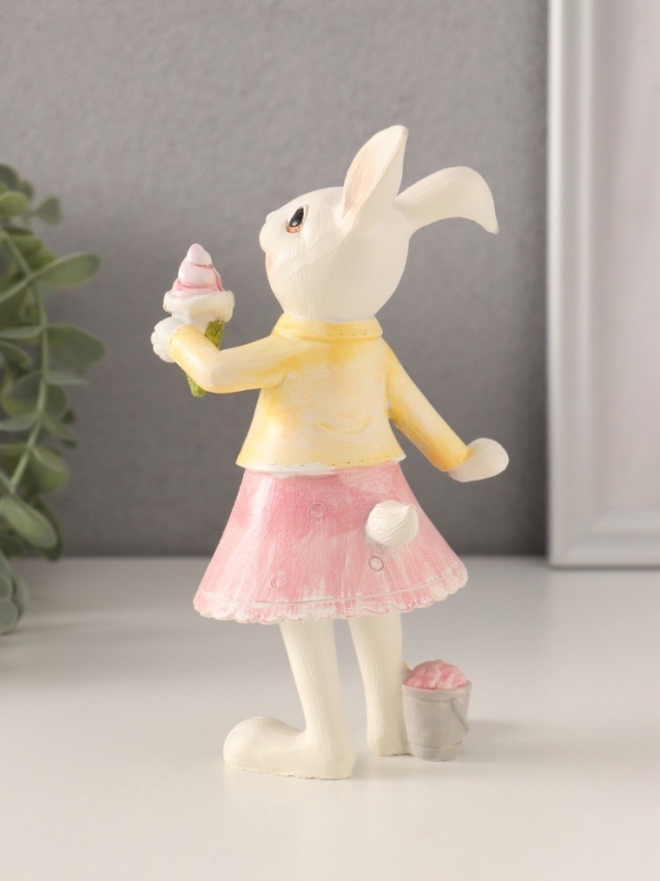 Сувенир полистоун "Зайка в платьице, с рожком мороженого" 9х7х16 см