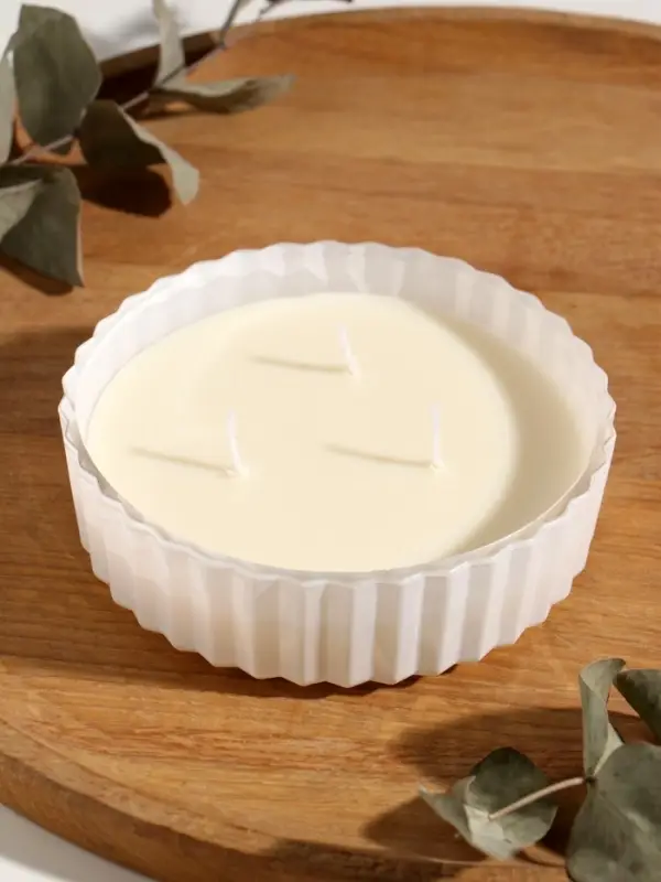 Свеча ароматическая в шкатулке Свеча ароматическая в шкатулке "Белый глянец" 3 фитиля аромат фрезия 13,3х13,3х9,5 см