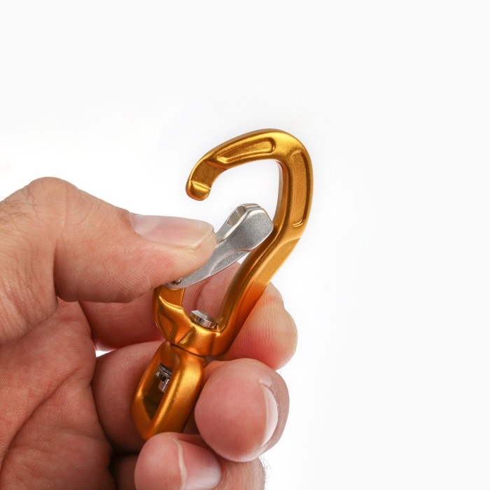 Карабин с защелкой и вертлюгом, 7х3 см, 200 кг, жёлтый Карабин с защелкой и вертлюгом, 7х3 см, 200 кг, жёлтый