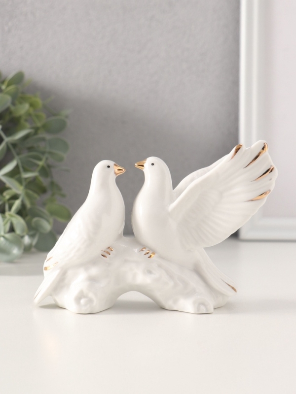 Сувенир керамика "Белые голуби на коряге с цветами" с золотом 3,5х13х9,5 см
