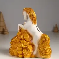 Копилка "Конь на деньгах" 20х20х13 см, белый с золотом Копилка "Конь на деньгах" 20х20х13 см, белый с золотом