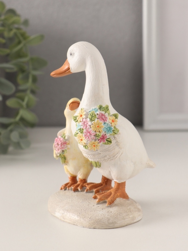 Сувенир полистоун Сувенир полистоун "Утка с утёнком с букетами цветов" 8х8х13 см