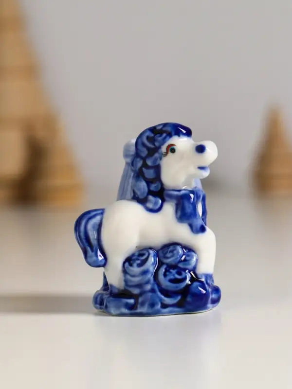 Сувенир керамика подставка "Лошадка с мешком/бочкой монет" бело-синий МИКС 4,2х4х5,5 см