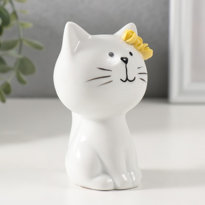 Сувенир керамика Сувенир керамика "Котик белый с жёлтыми цветочками на ушке, сидит" 7,2х6,5х10,3 см