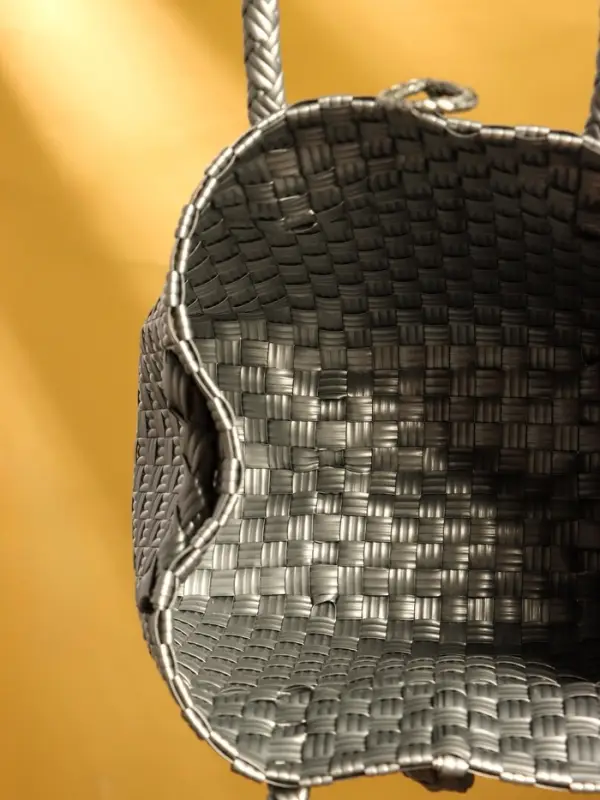 Сумка плетёная пластиковая 23х11х30 см, цв. серебристый Сумка плетёная пластиковая 23х11х30 см, цв. серебристый