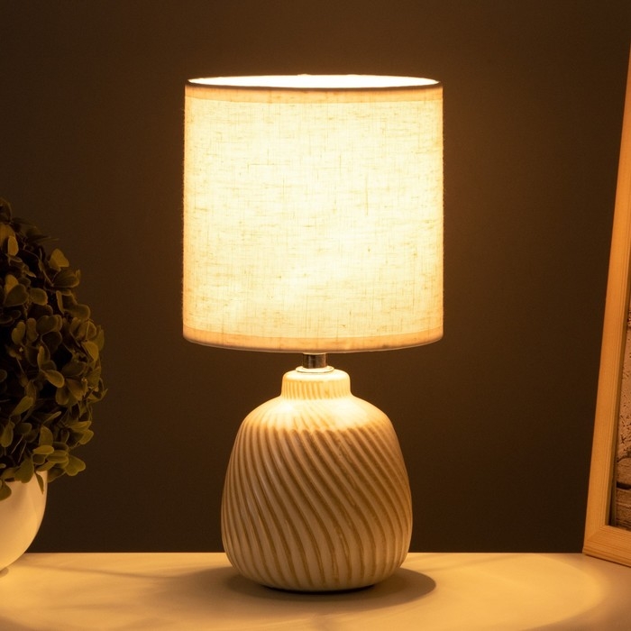 Лампа настольная Лампа настольная "Кения" 1х40Вт Е14 бежевый 13х13х25см