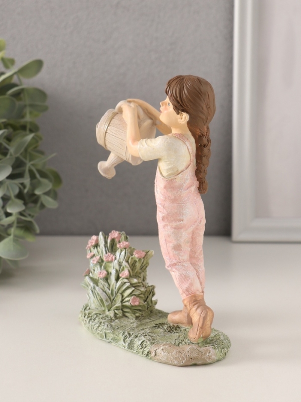 Сувенир полистоун  Сувенир полистоун "Малышка в комбинезоне, поливает из лейки цветы" 11,5х5х15 см