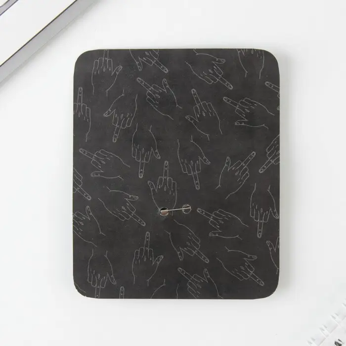 Значок на подложке «Тяжело быть взрослым» Значок на подложке «Тяжело быть взрослым»