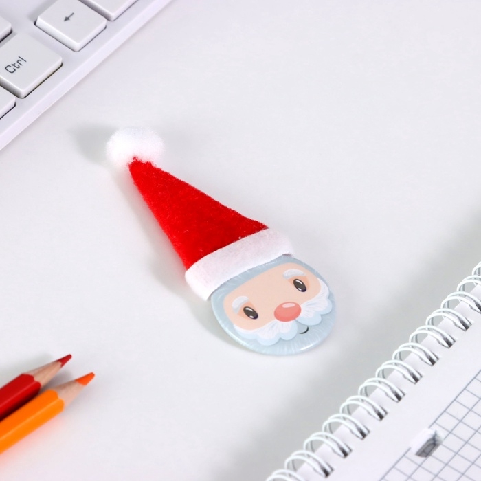 Значок закатной с колпаком d=35 мм Значок закатной с колпаком d=35 мм "Дедушка Мороз" 6,5х11 см