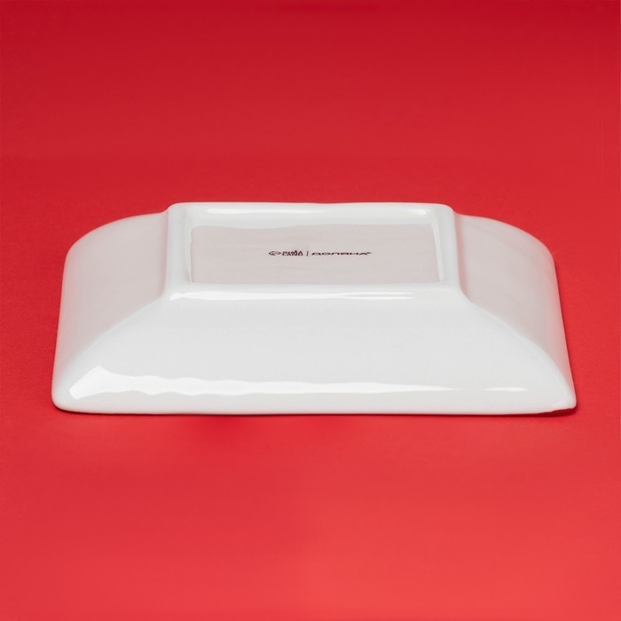 Тарелка новогодняя Доляна «Сани Деда Мороза», керамика, 15×3 см, цвет белый