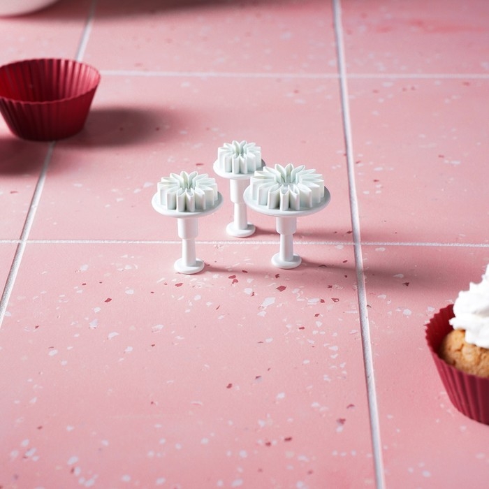 Набор плунжеров кондитерских Доляна «Герберы», 3 шт, размеры цветков: 4,3 см, 4,8 см, 5,5 см Набор плунжеров кондитерских Доляна «Герберы», 3 шт, размеры цветков: 4,3 см, 4,8 см, 5,5 см