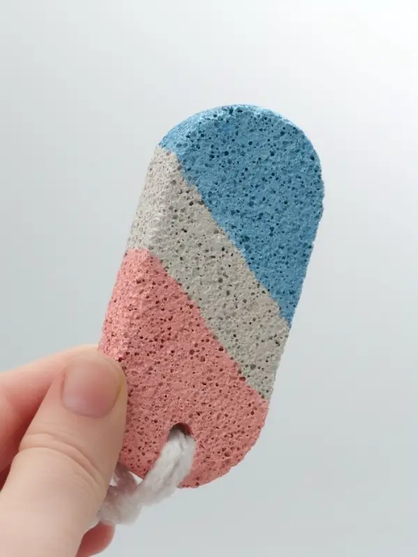 Пемза для педикюра, с подвесом, 9×4 см, в коробке, разноцветная