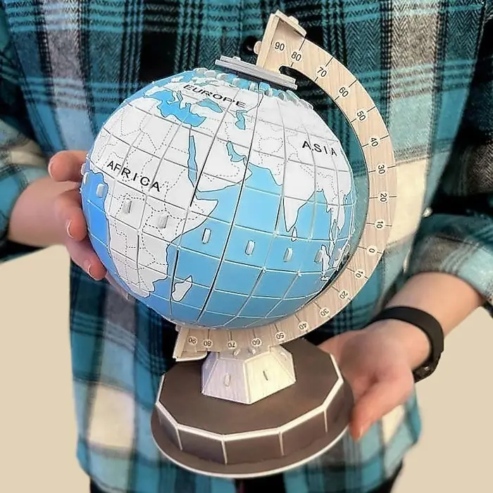 Конструктор «Глобус-раскраска», с фломастерами, 47 деталей Конструктор «Глобус-раскраска», с фломастерами, 47 деталей