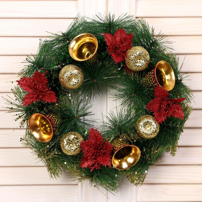 Венок новогодний d-25 см Венок новогодний d-25 см "Красные цветы и колокольчики" микс