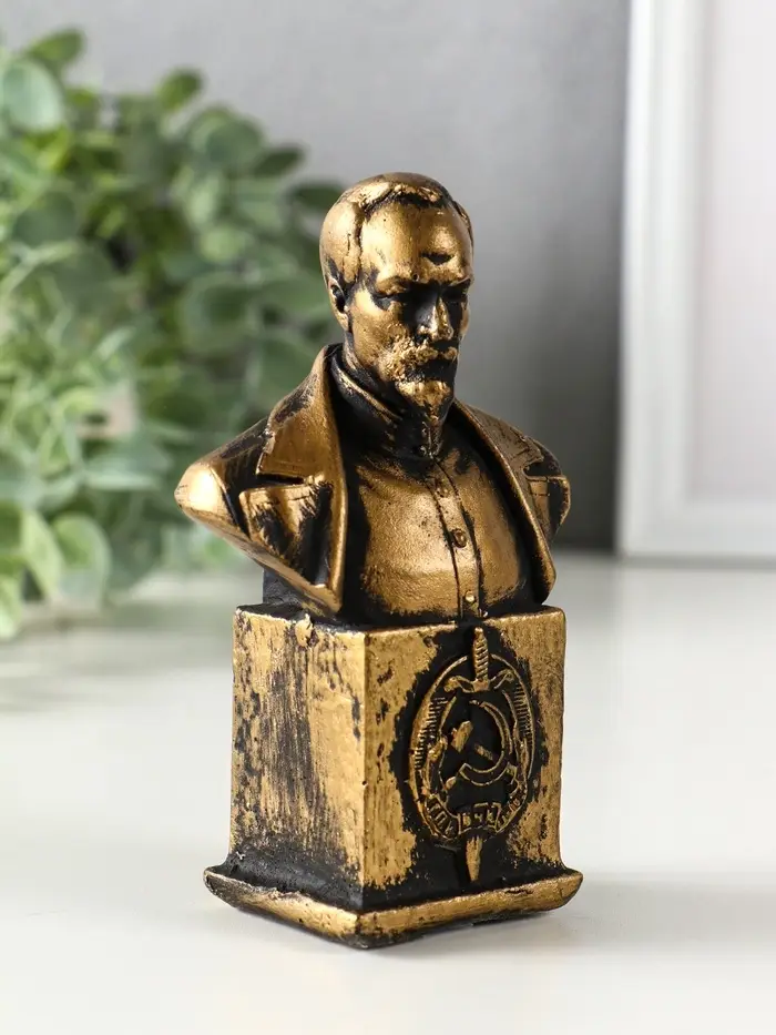 Бюст Дзержинского Ф.Э., 12х7,5х4,5 см Бюст Дзержинского Ф.Э., 12х7,5х4,5 см