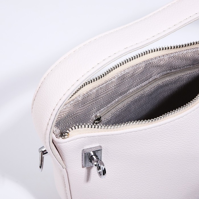 Сумка-багет на молнии, цепочка, цвет белый Сумка-багет на молнии, цепочка, цвет белый