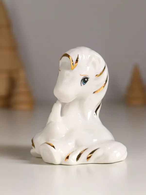Сувенир керамика "Коняшка с подковой" белый с золотом 7х5,5х8 см