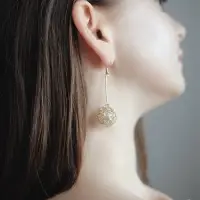 Серьги висячие &laquo;Шар плетёный&raquo;, белые в золоте, 6.5 см