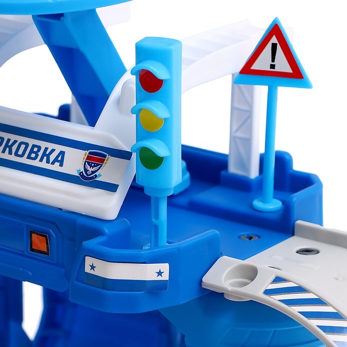 Парковка &laquo;Полицейский участок&raquo;, с металлическими машинкой и вертолётом