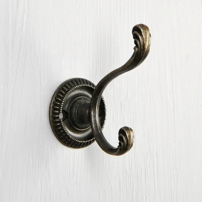 Крючок мебельный ТУНДРА TKd=013, двухрожковый, бронза