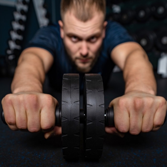 Ролик для пресса ONLYTOP, 31х17х17 см, с ковриком, цвет чёрный Ролик для пресса ONLYTOP, 31х17х17 см, с ковриком, цвет чёрный