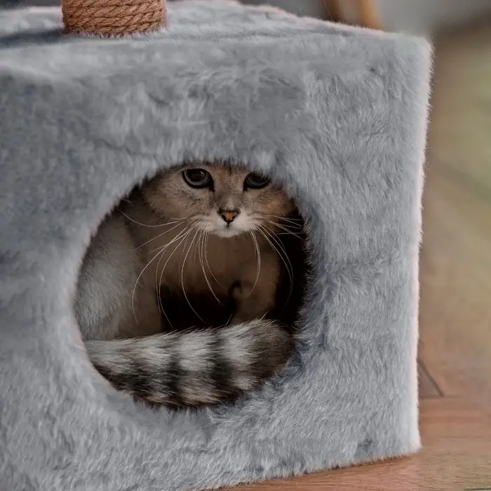 Домик для животных с когтеточкой, 32&times;32&times;64 см, с полкой, джут, серый