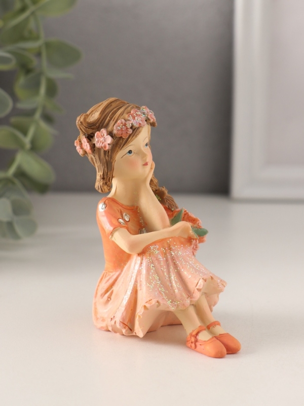 Сувенир полистоун Сувенир полистоун "Девочка с пышной косой, с букетиком" персиковый 7х4,5х8,5 см