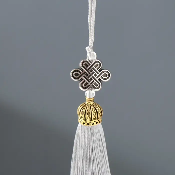 Подвеска текстиль, пластик "Узел счастья и бесконечности" серая 0,7х1х9,5 см