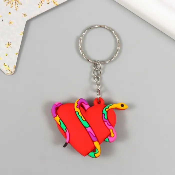 Брелок резина Брелок резина "Пятнистая змея обвивает сердце" 4х3,5 см