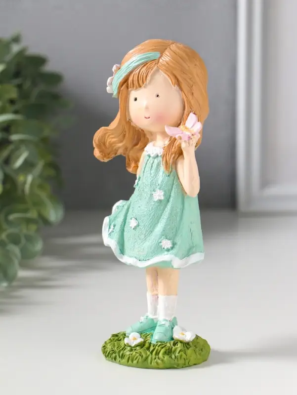 Сувенир полистоун "Малышка в зелёном платье с цветами, с бабочкой на ладоне" 7,5х5х15,5 см   1092989