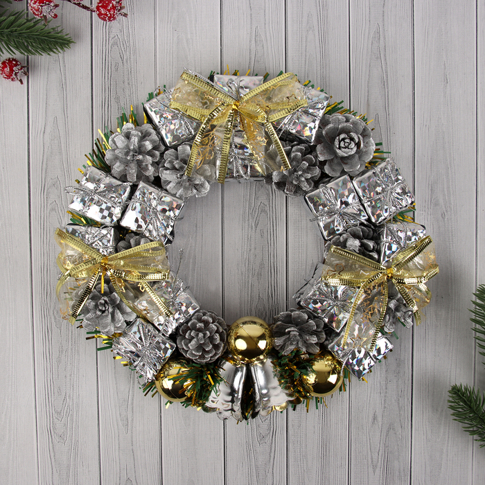 Венок новогодний d-22 см  Венок новогодний d-22 см "Серебряные подарки и колокольчики"