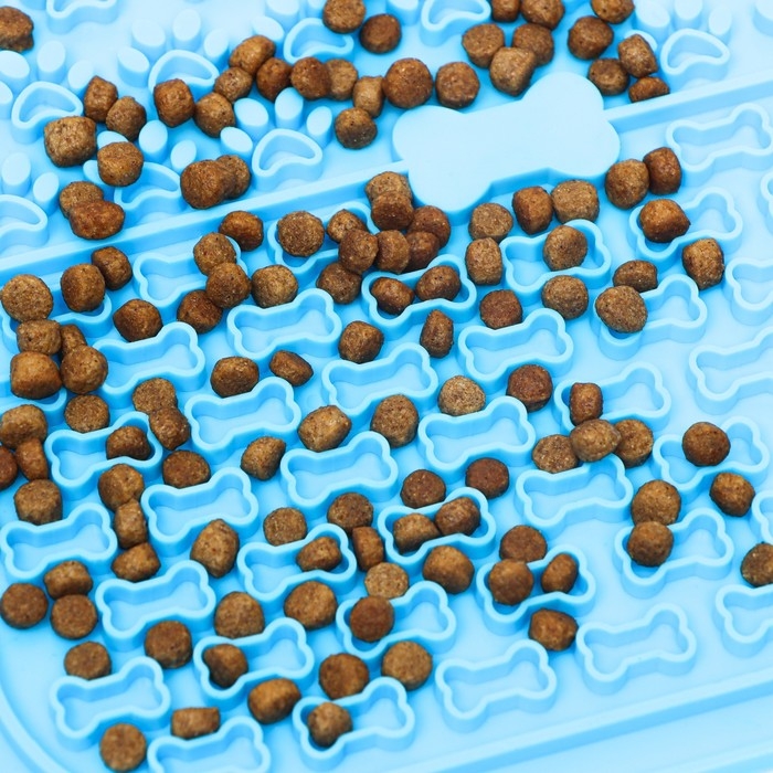 Коврик для лизания на присосках 18,5 х 18,5 см, силикон, голубой Коврик для лизания на присосках 18,5 х 18,5 см, силикон, голубой