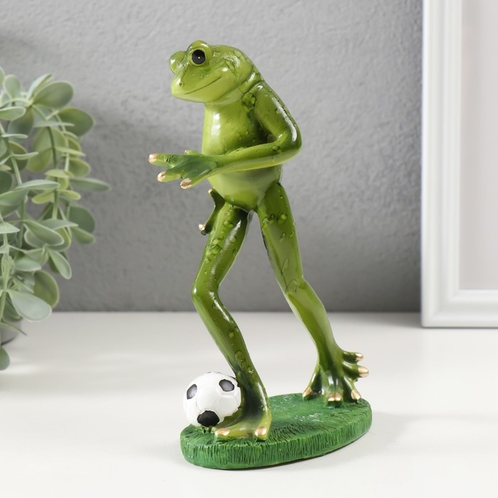 Сувенир полистоун Сувенир полистоун "Лягушонок играет в футбол" 17х6,5х10,5 см