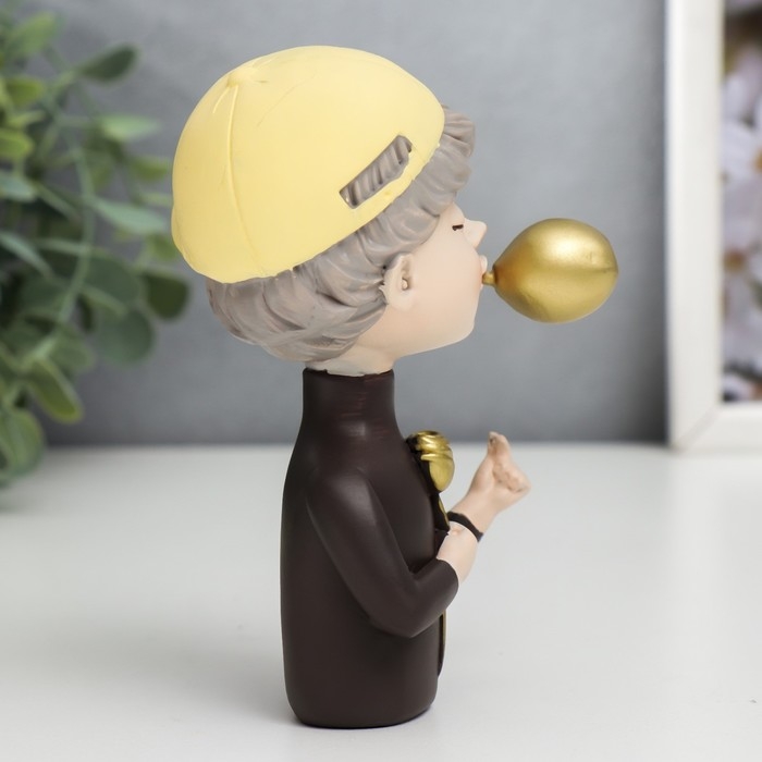 Сувенир полистоун  Сувенир полистоун "Мальчишка в золотой бейсболке с розой и золотым пузырём" 12х6х8 см