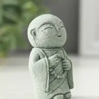 Фигурка песчаник &laquo;Маленький монах с чётками&raquo;, 3&times;4.2&times;6.7 см