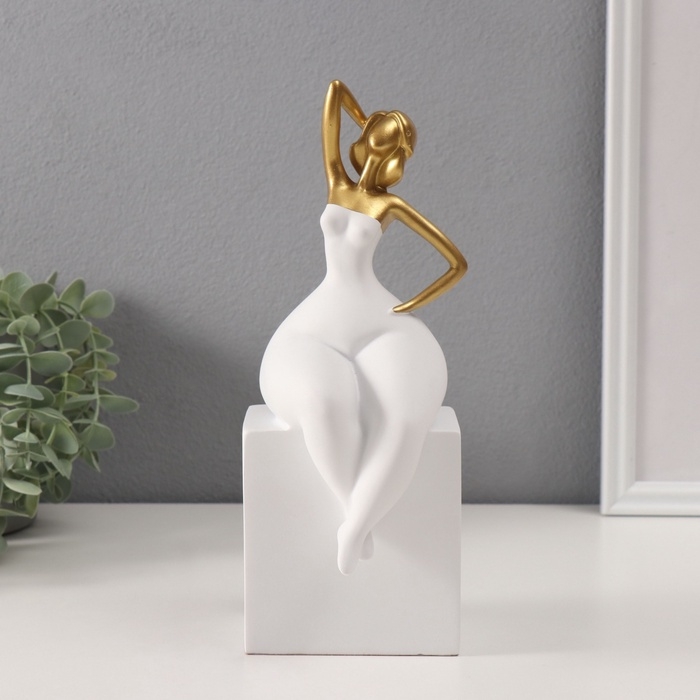 Сувенир полистоун  Сувенир полистоун "Девушка в белом комбинезоне" белый с золотом 9х9,5х26 см