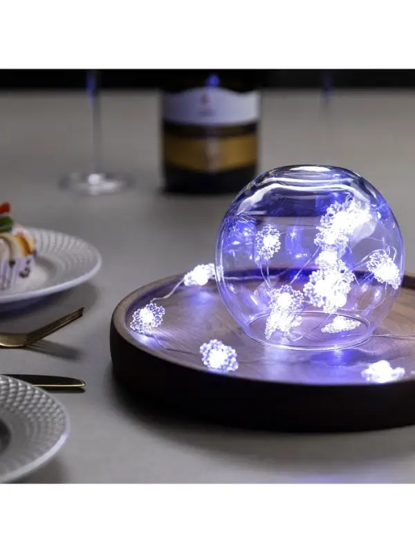 Гирлянда &laquo;Нить&raquo; 2 м, роса с насадками &laquo;Снежинка&raquo;, IP20, серебристая нить, 20 LED, 2 режима, от батареек АА&times;2, свечение белое