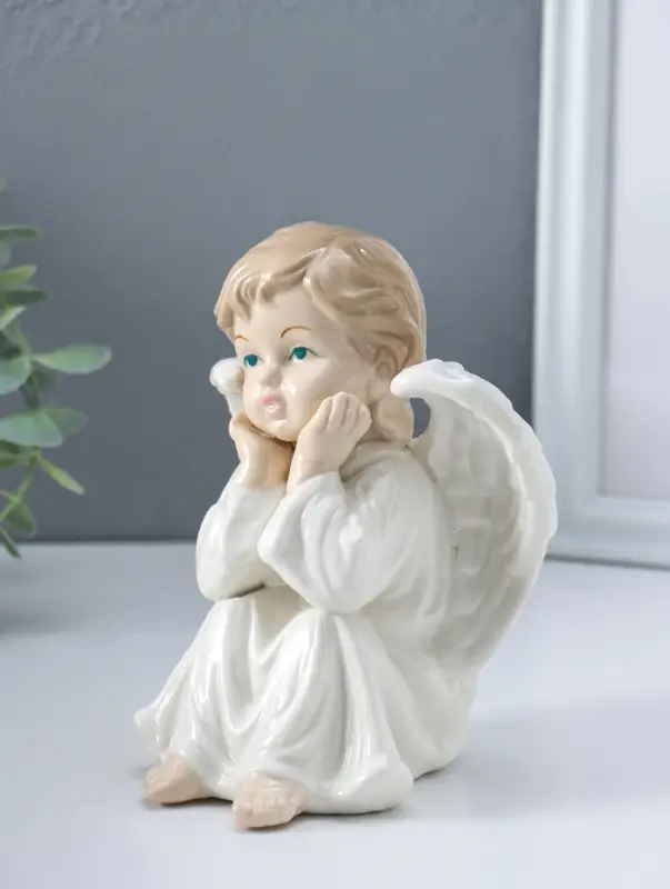 Сувенир керамика "Ангел в белом платье, сидит" 10х11х15,5 см