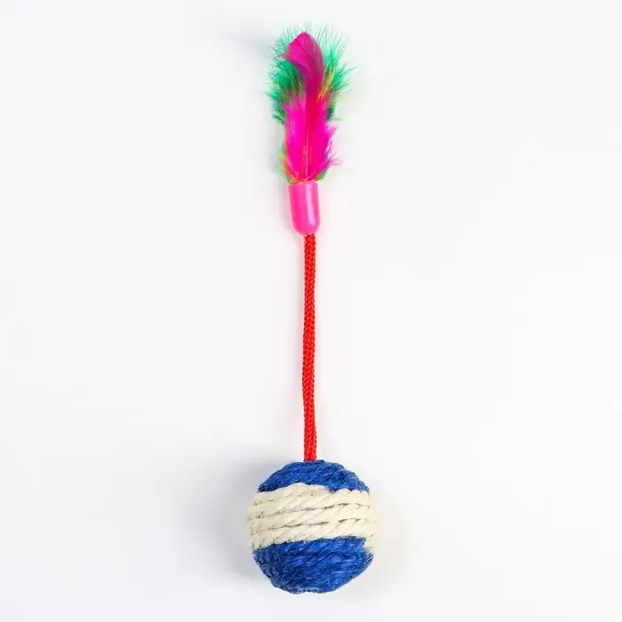 Шар-погремушка сизалевый с перьями, 4.5 см, голубой Шар-погремушка сизалевый с перьями, 4.5 см, голубой